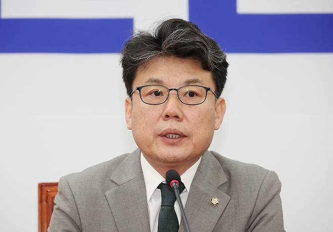 진성준 더불어민주당 정책위의장이 7월4일 서울 여의도 국회에서 김정재 국민의힘 정책위의장과의 상견례 일정 연기 관련 브리핑을 하고 있다. ⓒ연합뉴스