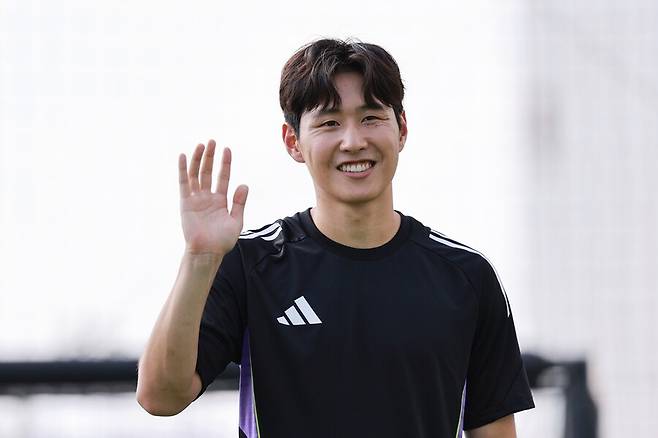 ▲ 프랑스 프로축구 파리 생제르맹 이강인이 2일 서울 용산구 현대아이파크몰 더베이스에서 열린 '강인 메이드 미 두 잇'(KANGIN MADE ME DO IT) 행사에 참석해 풋살 이벤트 경기에 앞서 몸을 풀고 있다. ⓒ연합뉴스