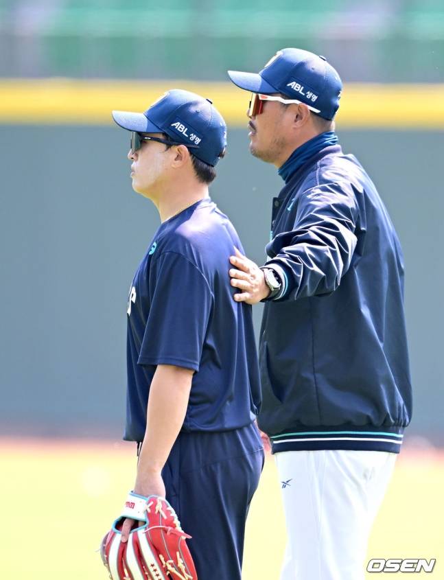 NC 시절의 손아섭(왼쪽)과 이호준 감독.