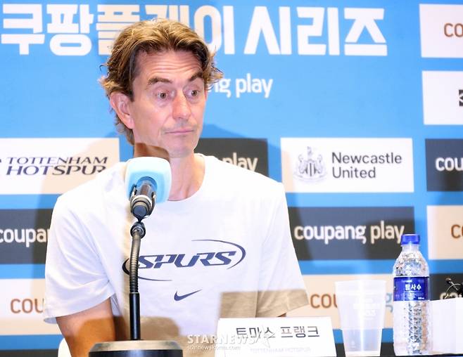 [포토] 토마스 프랭크 감독 '손의 빈 자리 아쉬워'