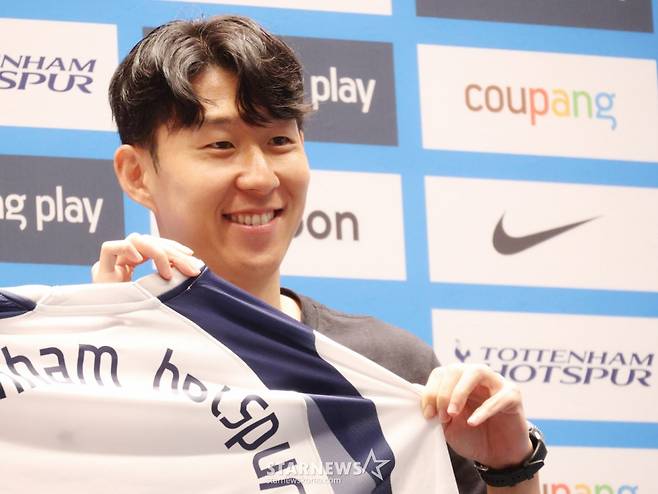 2025 쿠팡플레이 시리즈 토트넘 홋스퍼 FC 기자회견이 2일 서울 여의도 TWO IFC 3층 The Forum에서  열렸다.  토트넘 홋스퍼 토마스 프랭크 감독과 손흥민이 기자회견 후 포토타임을 갖고 있다. /사진=김진경 대기자