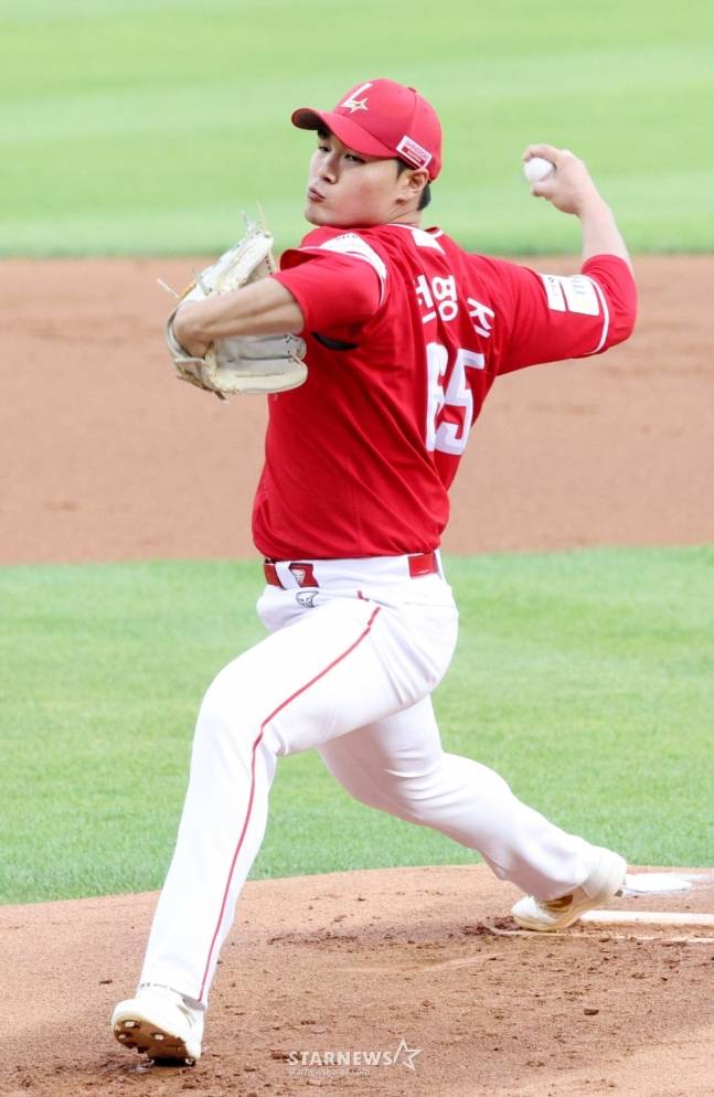 2025 신한 SOL Bank KBO리그 LG 트윈스 대 SSG 랜더스 경기가 12일 서울 잠실야구장에서 열렸다.  SSG 선발 전영준이 역투하고 있다. /사진=김진경 대기자