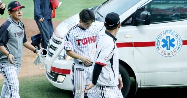 2025 신한 SOL Bank KBO리그 LG 트윈스 대 SSG 랜더스 경기가 12일 서울 잠실야구장에서 열렸다. LG 구본혁이 2회말 무사에서 SSG 선발 전영준이 던진 폭투에 손등을 맞고 고통스러워하고 있다. 구본혁은 곧바로 송찬의로 교체됐다. /사진=김진경 대기자