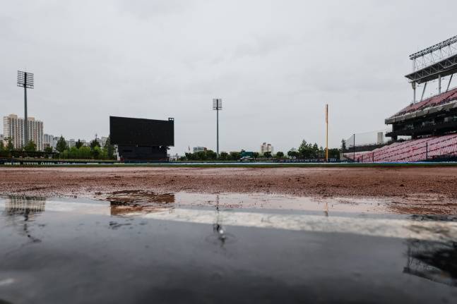 KIA 타이거즈 홈구장 광주-기아챔피언스필드 그라운드가 많은 비로 엉망이 됐다. /사진=KIA 타이거즈 제공