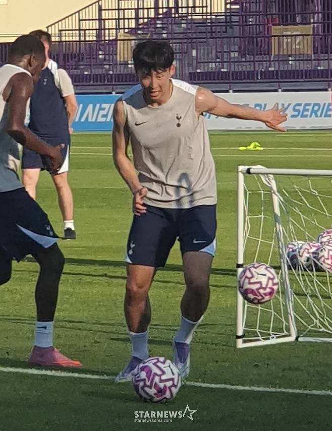 손흥민이 2일 오후 6시 안양시 동안구 안양종합운동장에서 열린 토트넘 오픈 트레이닝에서 훈련을 소화하고 있다. /사진=박재호 기자