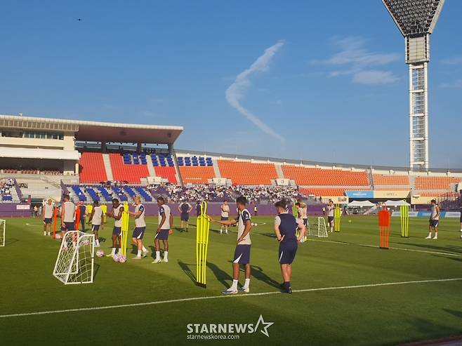 훈련에 집중하는 토트넘 선수들. /사진=박재호 기자