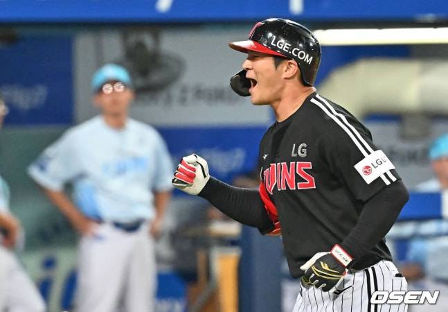 LG 오지환이 2일 대구 삼성전 9회초 2사에서 역전 솔로포를 때려낸 뒤 포효하고 있다.