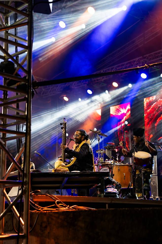 말레이시아, 중국, 인도의 전통 악기 퓨전 연주 그룹 나웅안(naungan)의 멤버가 인도 현악기 시타르(Sitar)를 연주하고 있다