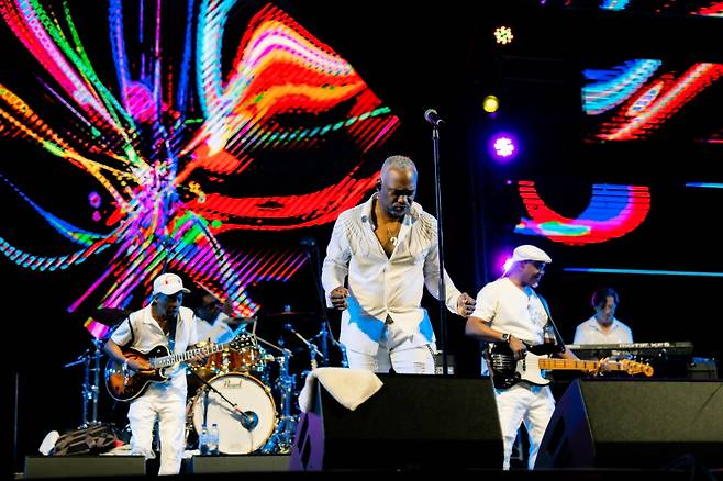 어스 윈드 & 파이어 익스피리언스가 관객들의 환호에 힘입어 신나게 무대를 즐기고 있다