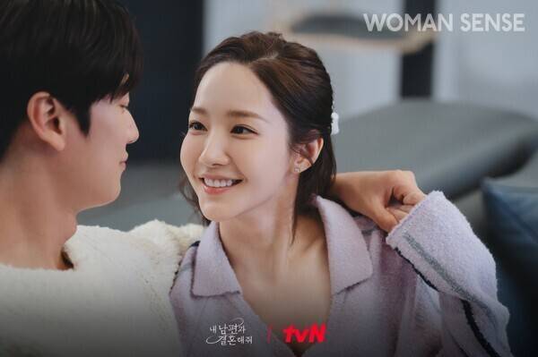 tvN 2024 년 1월 1일 첫 방송된 한국판은 첫 회 시청률 5.2%로 출발해, 평균 9.2%, 최고 12.0%를 기록하며 역대 tvN 월화드라마 최고 평균 시청률 기록을 세웠다. 사진=tvN 홈페이지