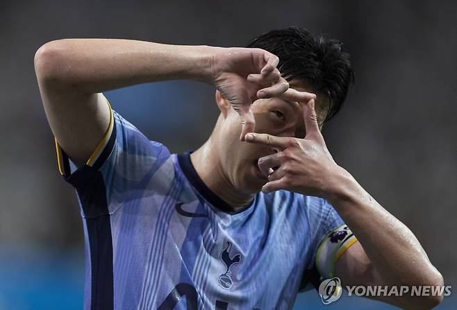'찰칵 세리머니'를 펼치는 손흥민 [EPA=연합뉴스 자료사진]