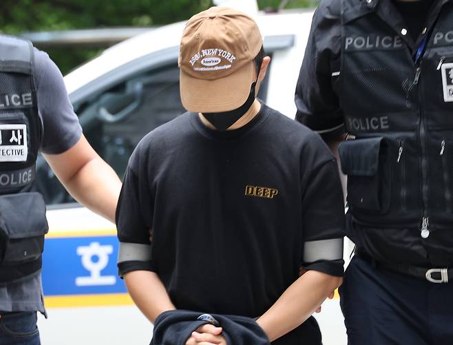 남편 중요 부위 절단한 아내 범행에 가담한 사위 구속심사 (인천=연합뉴스) 홍현기 기자 = 남편의 신체 중요 부위를 절단한 50대 여성의 범행에 가담한 30대 사위가 2일 구속 전 피의자 심문(영장실질심사)이 열리는 인천지법에 들어서고 있다. 2025.8.2