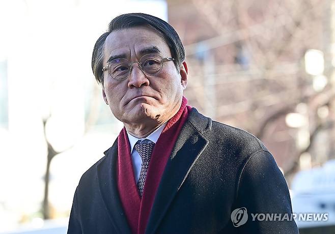 출석하는 배보윤 변호사 (서울=연합뉴스) 윤석열 대통령 측 변호인인 배보윤 변호사가 13일 서울 종로구 헌법재판소에서 열린 윤석열 대통령 탄핵 심판 8차 변론기일에 출석하고 있다. 2025.2.13 [사진공동취재단] photo@yna.co.kr