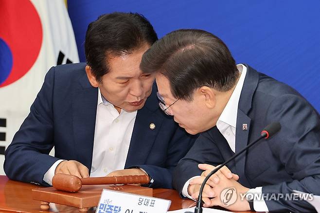 정청래 최고위원과 대화하는 이재명 대표 [연합뉴스 자료사진]