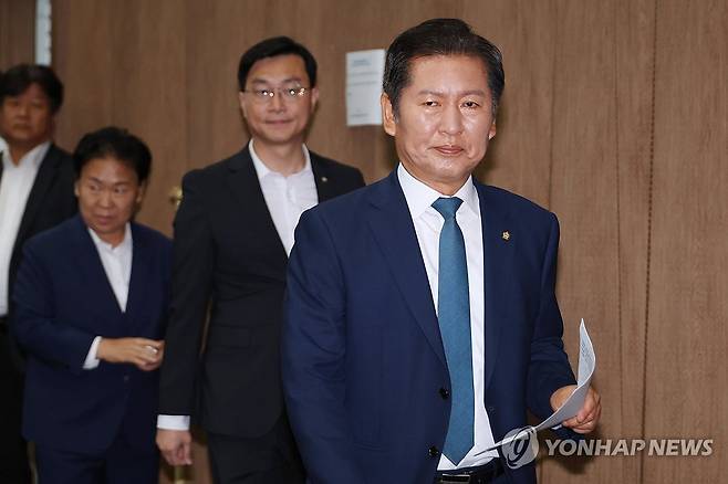 정청래, 당대표 선거 출마 선언 (서울=연합뉴스) 김주성 기자 = 더불어민주당 정청래 의원이 15일 서울 여의도 국회 소통관에서 당대표 선거 출마 의사를 밝히기 위해 기자회견장으로 들어서고 있다.2025.6.15 utzza@yna.co.kr