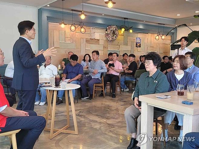 원주 방문한 김문수 후보 (원주=연합뉴스) 국민의힘 당 대표 선거에 출마한 김문수 후보가 2일 강원 원주시 판부면 한 카페에서 원주지역 당원들과 만나 지지를 호소하고 있다. 2025.8.2 [김문수 후보 측 제공. 재판매 및 DB 금지] ryu@yna.co.kr
