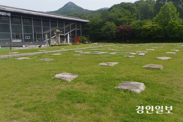 안양박물관 본관 뒤에는 커다란 초석들이 줄지어 서 있는 ‘안양사지’가 자리해 있다. 이곳에 있던 큰 규모의 사찰 ‘안양사’는 왕건에 의해 창건됐는데 ‘안양’이라는 명칭이 ‘안양사’로부터 시작됐다. 2025.7.31 안양/박상일기자 metro@kyeongin.com