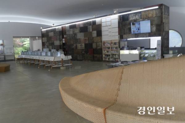 세계적인 건축가 알바로 시자(Alvaro Siza)가 설계한 조형건축작품 ‘안양 파빌리온’은 안양예술공원 일대 곳곳에 자리한 APAP 작품들을 소개하는 곳이자, 누구에게나 오픈된 쉼터 역할을 하고 있다. 2025.7.31 안양/박상일기자 metro@kyeongin.com