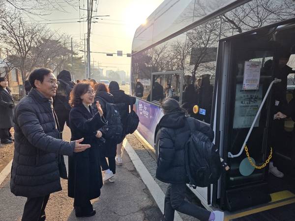 파주형 학생전용 통학 순환버스인 ‘파프리카’에서 학생들이 하차하고 있다. /파주교육지원청 제공