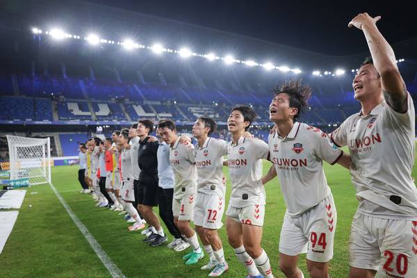 K-League 1 Suwon FC is rejoicing with fans after winning 3-2 reversal in Ulsan HD. 2025.8.2 /Korea Professional Football Federation provided