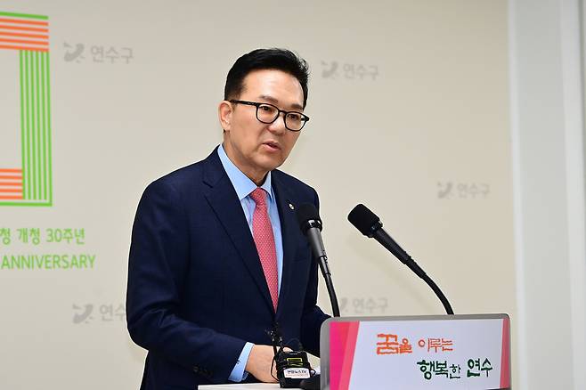 ▲ 이재호 인천 연수구청장이 기자들 질의에 답하고 있는 모습.&nbsp;/사진제공=연수구