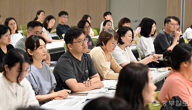 박람회장을 찾은 입시생과 학부모들이 입시특강을 듣고 있다. 노민규기자