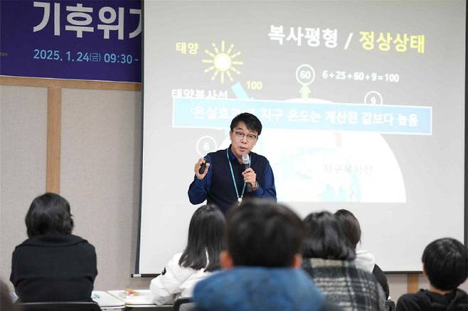 사진은 지난 5차때 최준규 박사가 특강하는 모습.