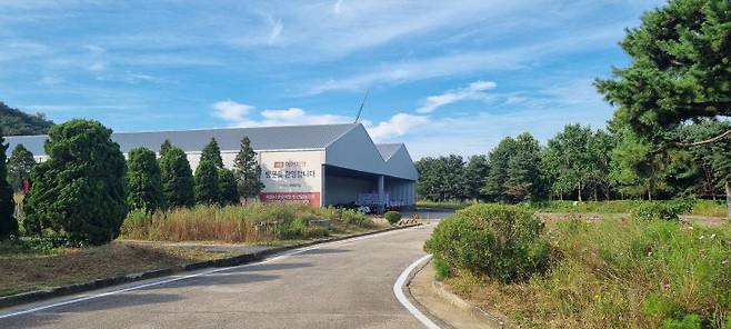 연기면 보통리 옛 남한제지 공장 일대 부지 전경. 2022년 공급이 여의치 않으면서, 2025년 다른 사업자로 민간임대 아파트 공급을 앞두고 있다. 사진=이희택 기자.