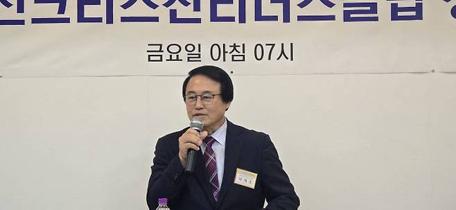 하재호 대전시기독교연합회 제75대 회장이 크리스찬리더스클럽 조찬예배에서 설교하고 있다.