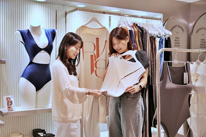 광주신세계, 본관 5층 '르브아시스' 매장에서 고객들이 비치타올로 활용 가능한 판초를 살펴보고 있다./광주신세계 제공