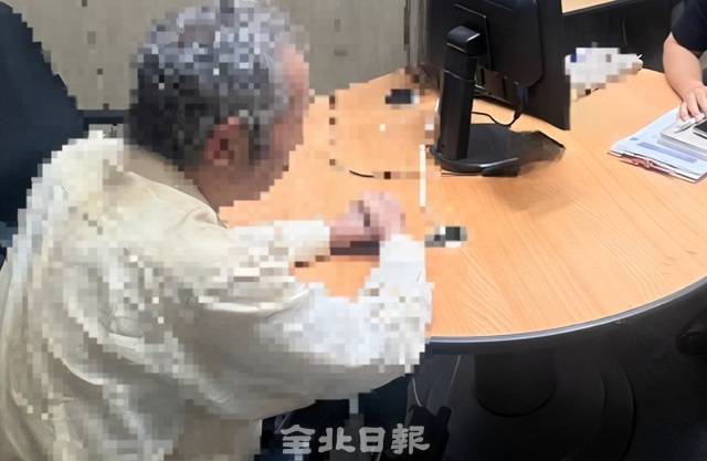 지난 25일 사망 처리된 채 귀국한 A씨가 상담을 받고 있다. 전주다시서기지원센터
