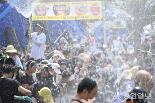 ◇오는 10일까지 평창 대화면 땀띠공원 일원에서 계속되는 2025년 Fantastic SUMMER 평창더위사냥축제’에 방문객들의 발길이 이어지고 있다.