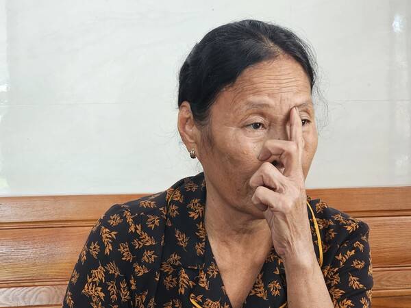 한국군에 의한 베트남 민간인 학살 피해 생존자 보티리엠 씨가 지난달 5일 오전 베트남 꽝응아이성 선띤현 띤선사 자택에서 수류탄 파편상을 입은 곳을 손으로 가리키고 있다. /최석환 기자