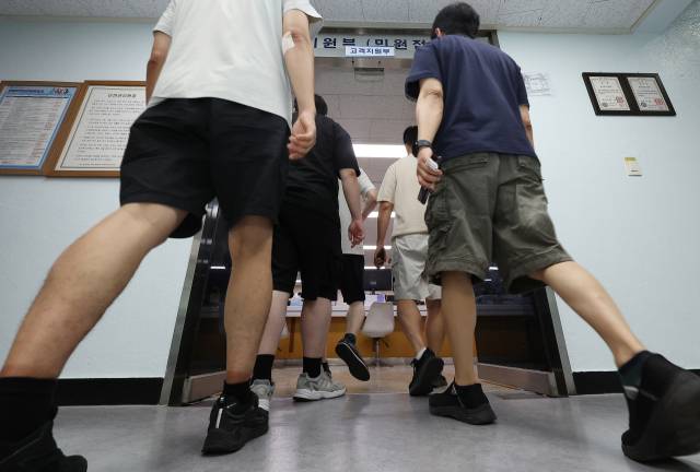 더위가 이어지며 기업과 공공기관에서 가벼운 복장으로 근무 효율을 높이고 냉방 전력 사용을 줄이기 위해 노력하고 있다. 한국전기안전공사는 오는 9월까지 반바지 출근 캠페인을 이어가고, 삼성·LG·SK·현대차·한화 등 여러 대기업들도 자율 복장제를 시행했다. 30일 서울 마포구 한국전기안전공사 서울지역본부에서 직원들이 반바지를 입고 이동하고 있다. 연합뉴스