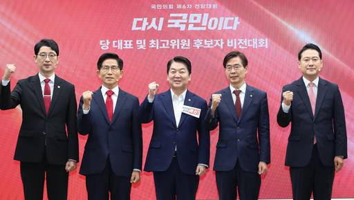 (왼쪽부터)주진우·김문수·안철수·조경태·장동혁 국민의힘 당대표 후보들이 3일 서울 여의도 국민의힘 당사에서 열린 제6차 전당대회 후보자 비전대회에서 기념촬영 하고 있다. /연합뉴스