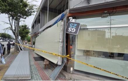 폭발 충격으로 인근 편의점 유리창이 파손됐다. 권오석 기자