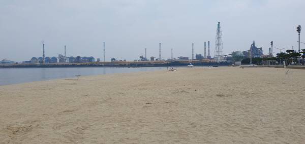 3일 오후 포항 송도해수욕장에서 포스코 쪽 해변에 피서객이 한 명도 자리잡고 있지 않는 모습. 황영우 기자