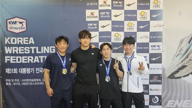 '제51회 대통령기 전국 시·도대항 레슬링대회'에서 좋은 성적을 거둔 칠곡군청 레슬링팀이 김재강(왼쪽 2번쨰) 감독과 함께 기념 사진을 찍고 있다. 칠곡군 제공