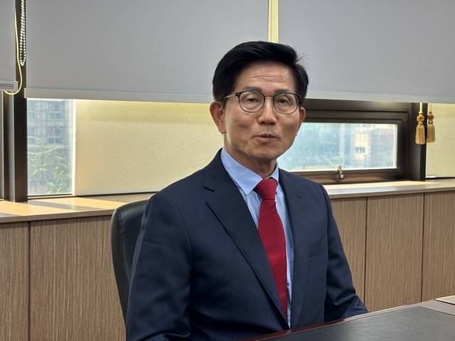 김문수 국민의힘 전당대회 당대표 후보가 1일 당 경북도당에서 기자들을 만나 질문에 대답하고 있다. 이혜림 기자