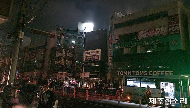 3일 밤 9시40분쯤 대규모 정전 사태로 제주시 이도2동 제주시청 앞 사거리가 암흑으로 변했다. ⓒ제주의소리