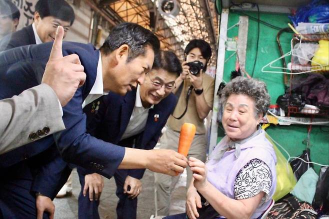 지난 7월 13일 제주시 동문시장을 방문한 정청래 의원이 시장 상인과 대화를 나누고 있다.