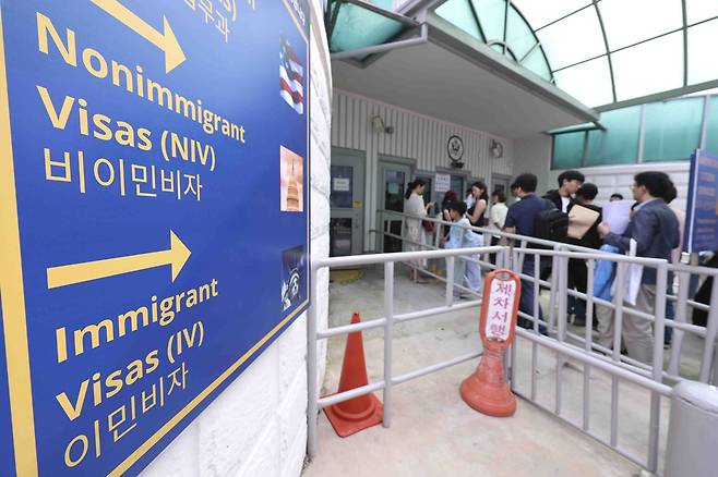 지난 5월 28일 서울 종로구 주한 미국대사관 앞에 시민들이 미국 비자심사를 받기 위해 줄 서 있다. 사진은 기사 내용과 무관. 사진=뉴시스