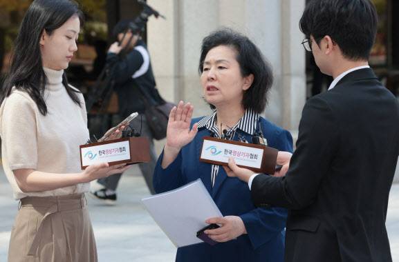 지난 4월 29일 김영선 전 국민의힘 의원이 윤석열 전 대통령 부부와 구(舊)여권 정치인 다수가 연루된 공천 개입·여론조사 의혹 관련 조사를 받기 위해 참고인 신분으로 서초구 서울고검으로 들어서며 취재진 질문에 답하고 있다. (사진=연합뉴스)