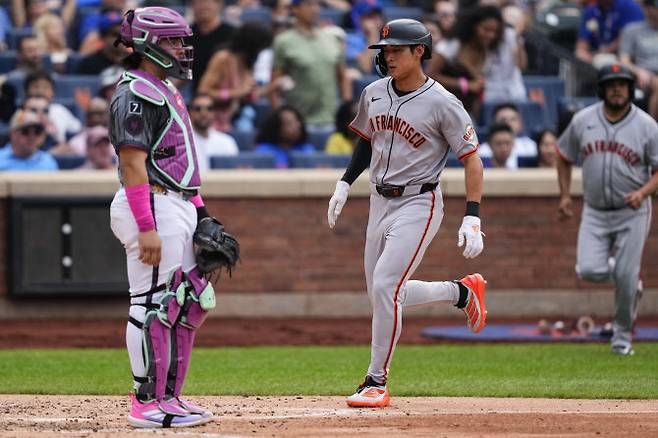 샌프란시스코 자이언츠 이정후가 그랜트 매클레이의 우전 적시타 때 홈을 밟고 있다. 사진=AP PHOTO