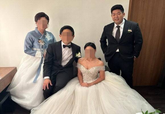 미 이민당국에 구금된 김태흥씨(맨 오른쪽)가 동생의 결혼식에 참석해 찍은 사진.(사진= 미주한인봉사교육단체협의회)