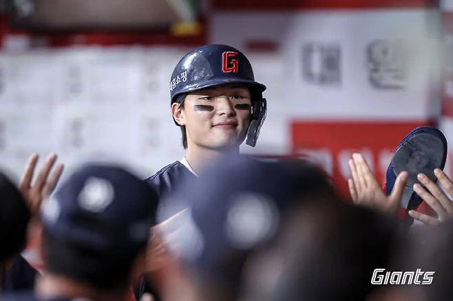 롯데자이언츠 윤동희가 득점을 올린 뒤 더그아웃에서 동료들과 하이파이브를 나누고 있다. 사진=롯데자이언츠