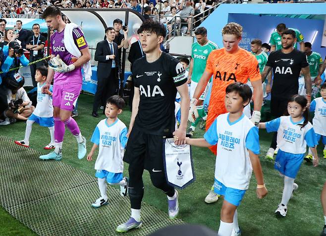 올여름 팀을 떠나기로 한 토트넘 홋스퍼 손흥민이 3일 서울월드컵경기장에서 열린 2025 쿠팡플레이 시리즈 뉴캐슬 유나이티드와의 친선경기를 위해 경기장에 입장하고 있다. 사진=연합뉴스