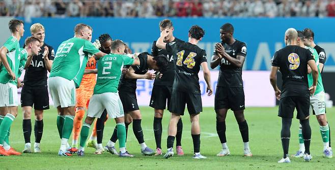 올여름 팀을 떠나기로 한 토트넘 홋스퍼 손흥민이 3일 서울월드컵경기장에서 열린 2025 쿠팡플레이 시리즈 뉴캐슬 유나이티드와의 친선경기에서 손흥민이 동료들의 격려를 받으며 교체아웃되고 있다. 사진=연합뉴스