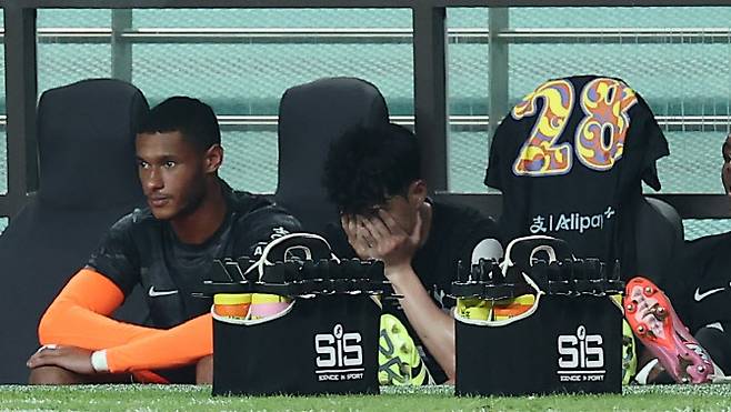 3일 서울월드컵경기장에서 열린 2025 쿠팡플레이 시리즈 토트넘 홋스퍼와 뉴캐슬 유나이티드의 경기. 토트넘 손흥민이 교체 아웃된 뒤 벤치에서 눈물을 흘리고 있다.사진=연합뉴스