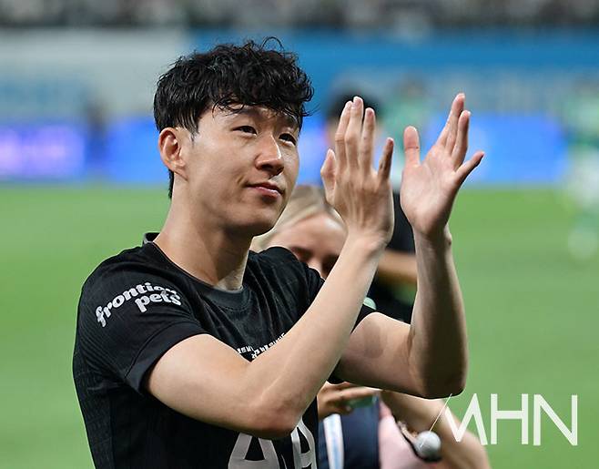 3일 서울월드컵경기장에서 열린 2025 쿠팡플레이 시리즈 2경기 뉴캐슬 유나이티드와 경기 종료 후 관중에게 인사하는 토트넘 홋스퍼의 손흥민